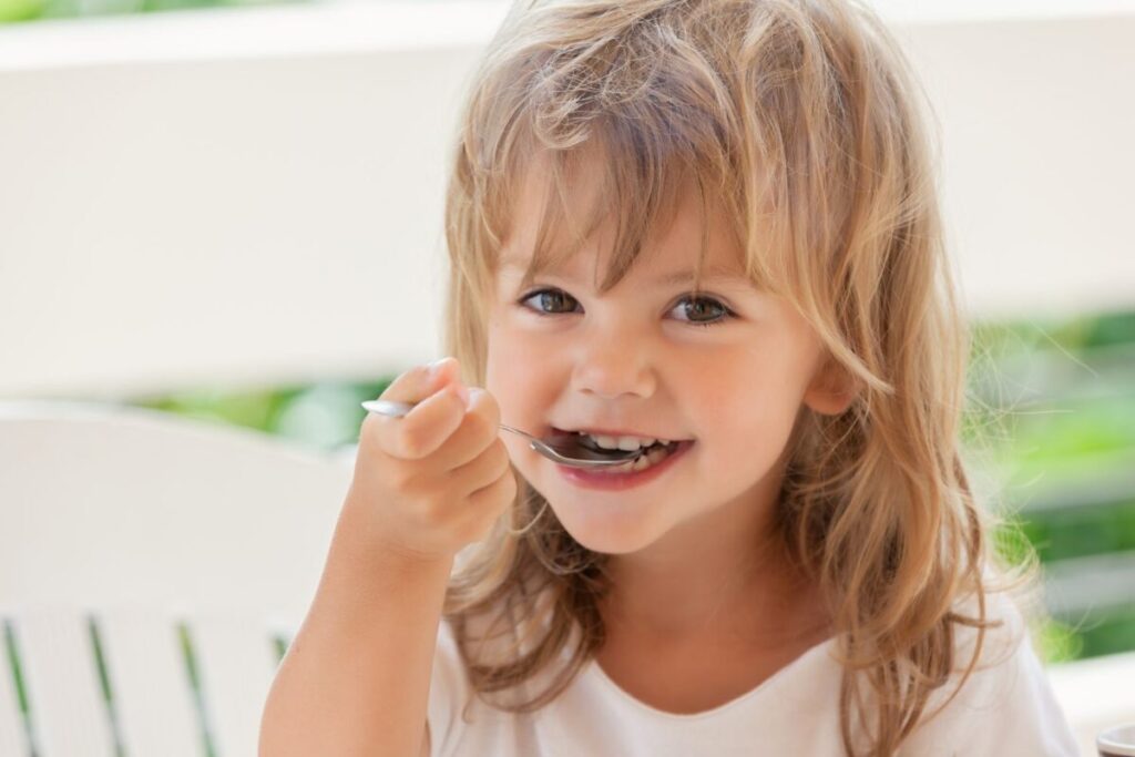 Eating-Manuka-honey-straight-off-the-spoon-1200×800